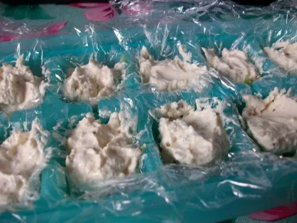 Von der Frischk&auml;sezubereitung gibt man dann ca. einen halben TL in die einzelnen Eisw&uuml;rfelf&auml;cher. 