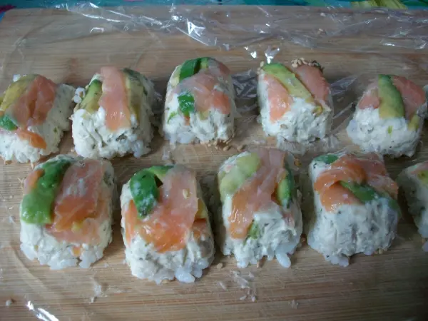 Ein Brett oben auflegen und mit dem Brett umdrehen (st&uuml;rzen), die Frischhaltefolie entfernen und schon habt ihr leckeres Sushi.