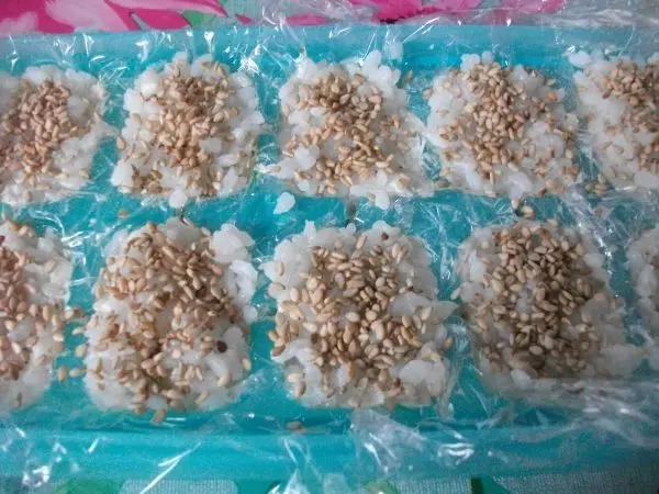 Jetzt noch etwas vom wei&szlig;en, ger&ouml;steten Sushi-Sesam aufstreuen. Man kann auch unger&ouml;steten oder schwarzen Sesam nehmen.