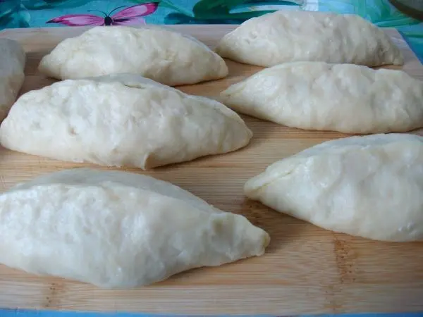 Die Geb&auml;ckteile werden dann zusammengeklappt und der Teig zusammengedr&uuml;ckt, sodass mittig eine Naht entsteht.