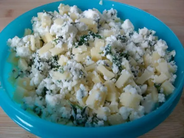 Jetzt die Feta-Kr&auml;uter Mischung noch mit Salz und Pfeffer abschmecken, dann den Gouda unterheben.