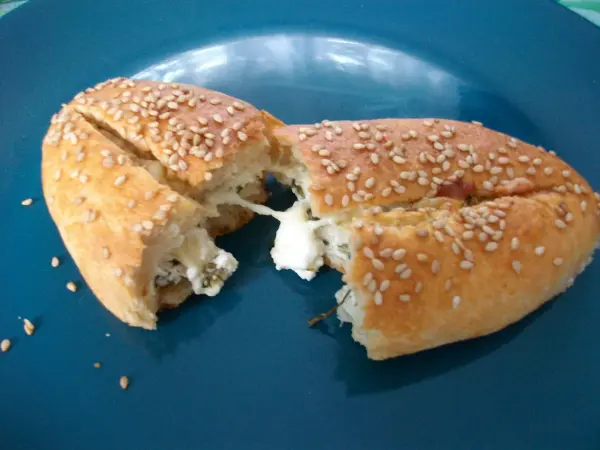 Das schaut nicht nur lecker aus, es schmeckt k&ouml;stlich und ich werde nun &ouml;fters Pogaca backen.