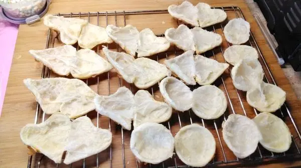 Nach dem Backen werden die Bl&auml;tterteigst&uuml;cke in der Mitte aufgeschnitten und zum Ausk&uuml;hlen beiseitegelegt.