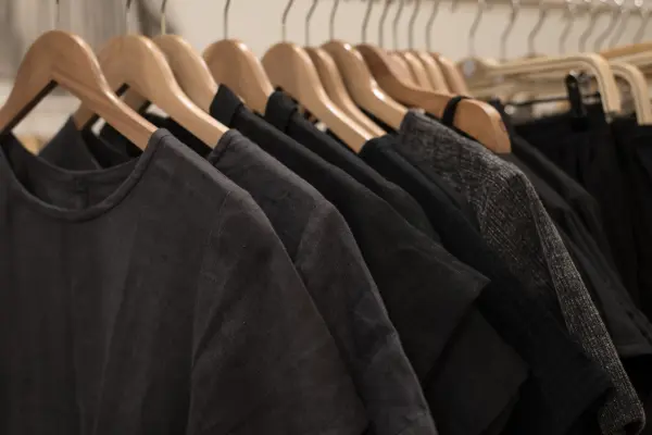 So bleibt schwarze Kleidung tiefdunkel: Erfahre, wie Du W&auml;sche richtig w&auml;schst und vor dem Verblassen sch&uuml;tzt.