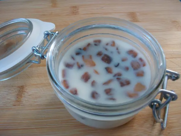 Ich nutze hierzu gerne solche Gläser mit Bügelverschluss. Nach dem Erkalten kann es dann z. B. auf Brot gestrichen werden. Ich nutze hierzu gerne solche Gläser mit Bügelverschluss. Nach dem Erkalten kann es dann z. B. auf Brot gestrichen werden.