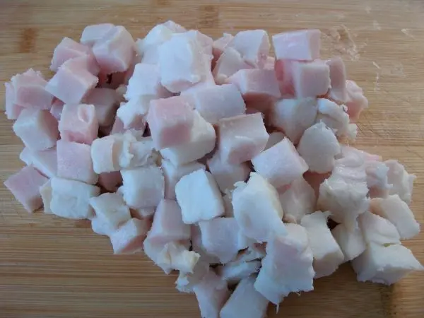 Speck in Würfel schneiden und in der Pfanne auslassen. So entstehen die Grieben, diese dann mit dem Fett in ein Gefäß füllen. Speck in Würfel schneiden und in der Pfanne auslassen. So entstehen die Grieben, diese dann mit dem Fett in ein Gefäß füllen.