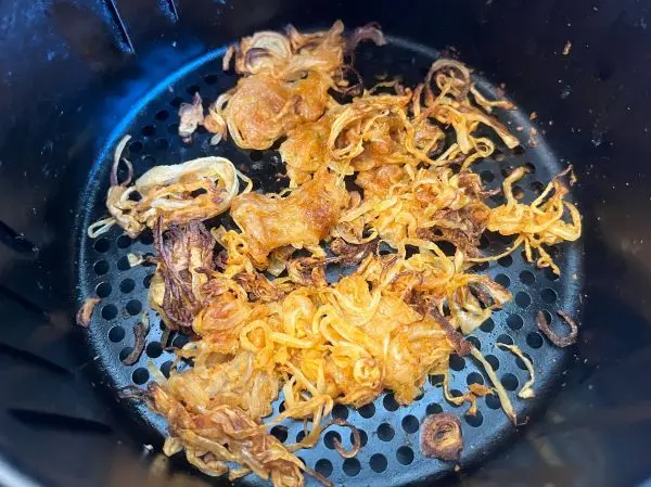 Knusprige selbstgemachte R&ouml;stzwiebeln aus der Hei&szlig;luftfritteuse.