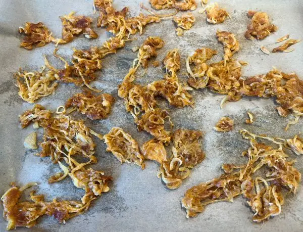 Knusprige R&ouml;stzwiebeln aus dem Backofen.