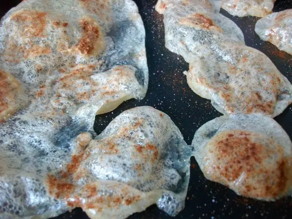 Bei 180 Grad f&uuml;r 20 bis 25 Minuten im Ofen, dann schaut das so aus: der K&auml;se verschmilzt und bildet knusprige Blasen.