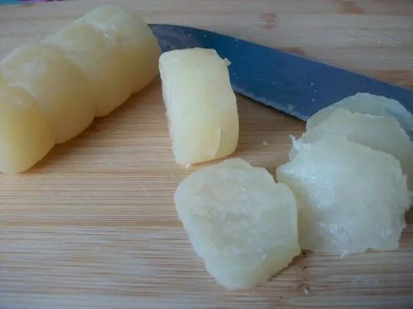 Harzer Roller K&auml;se ist mit einer Art Sollbruchstelle vorgeschnitten. Diese St&uuml;cke schneide ich dann noch in drei d&uuml;nne Scheiben.