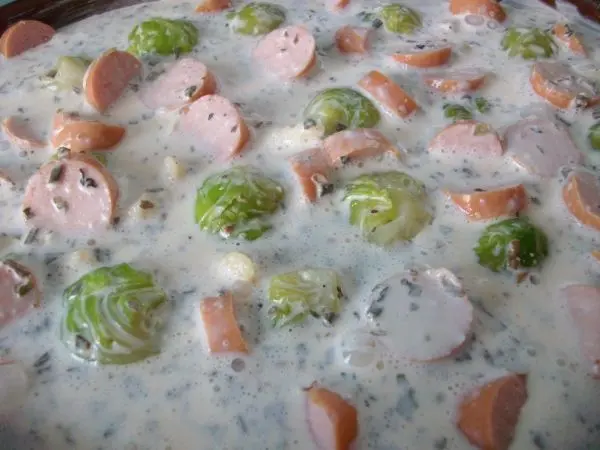 Die Sahnemasse &uuml;ber den Auflauf gie&szlig;en. Keine Angst, durch die Eier stockt das beim Backen und wird fest.