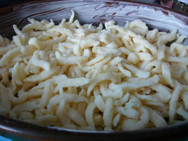 Nach dem Ausbuttern, schichte ich gleichm&auml;&szlig;ig erst mal die vorgegarten Sp&auml;tzle in die Auflaufform hinein.