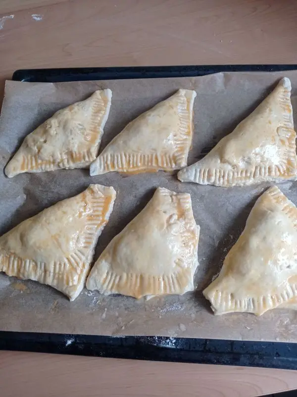 Auf jedes Quadrat gibt man einen L&ouml;ffel der &Auml;pfel, klappt &uuml;ber Eck zusammen und dr&uuml;ckt die R&auml;nder fest.