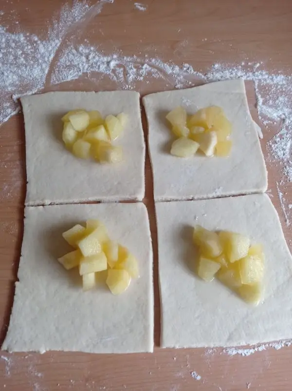 Den Teig holt man aus dem K&uuml;hlschrank und rollt ihn nicht zu dick rechteckig in Quadrate von 10 x 10 cm aus.