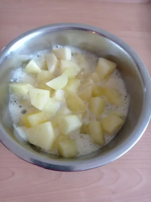 Nach f&uuml;nf Minuten sind die &Auml;pfel zusammen mit dem Zucker, Vanillezucker und Zitronensaft aufgekocht und k&ouml;nnen abk&uuml;hlen.