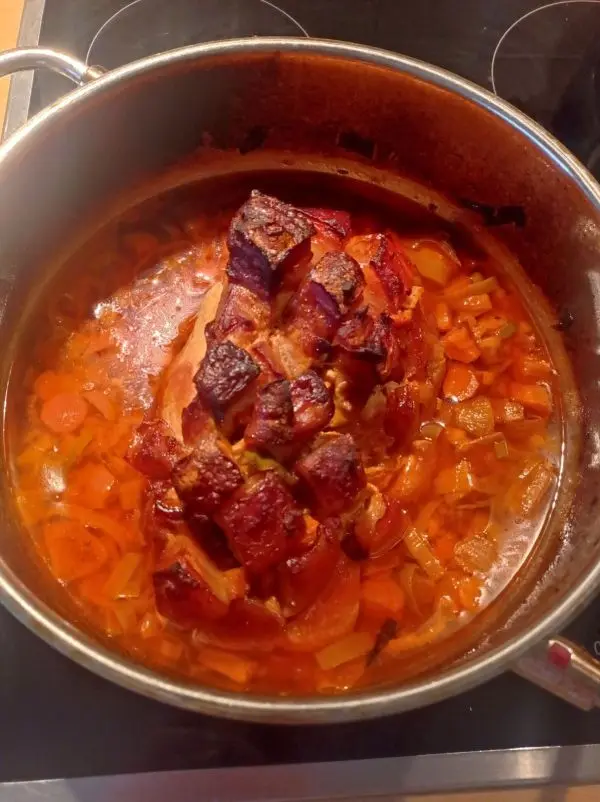 Der fertig gebratene Schweine-Schinkenbraten kommt knusprig aus dem Ofen.