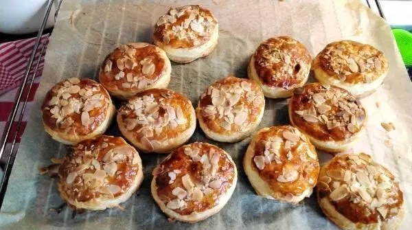 So sehen die Bl&auml;tterteig-Teilchen gebacken aus, wenn sie aus dem Ofen kommen.