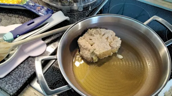 Ich w&uuml;rze die Panade f&uuml;r die Blumenkohlscheiben, speziell das Eigemisch, vorab mit Salz und Pfeffer sowie ein paar Spritzern Zitronensaft.