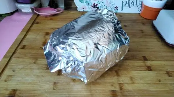 Wenn man den Kopfsalat in Alufolie einwickelt, bleibt er im K&uuml;hlschrank mehrere Tage knackig und frisch.