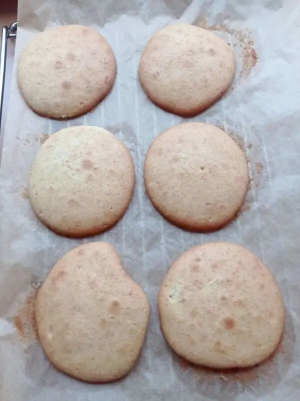 Ein Backblech belegt man mit Backpapier und gibt 6 Portionen des Amerikaner-Teigs mit gutem Abstand auf das Backblech.