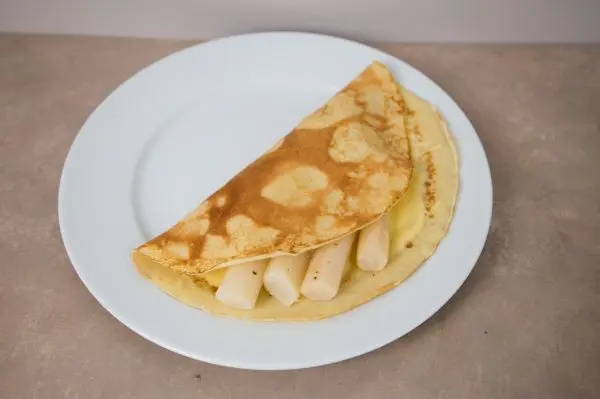 Schwarzwurzel mit Pfannkuchen: zarter Wurzelgem&uuml;se-Klassiker, eingerollt im d&uuml;nnen Cr&ecirc;pe als einfache, herzhafte Mahlzeit