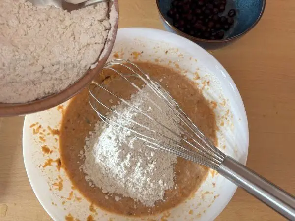 Wenn der Muffin-Teig etwas zu dick wird, kannst du gerne noch etwas mehr Milch (oder Hafermilch) hinzugeben.