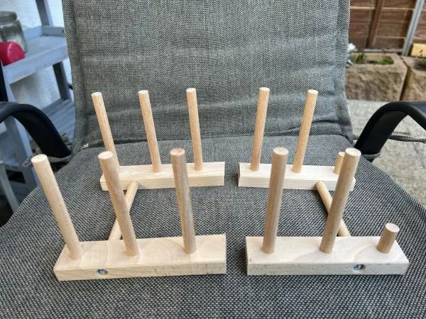 Der Tellerhalter aus Holz wird passend für das Kühlschrankfach zugesägt. Der Tellerhalter aus Holz wird passend für das Kühlschrankfach zugesägt.