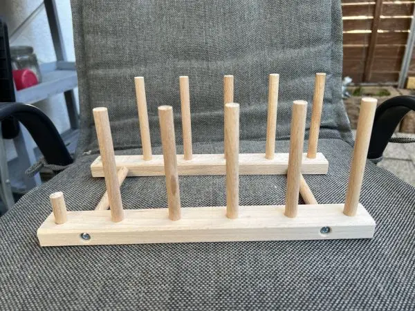 NYPLOCKAD Tellerhalter aus Buchenholz von IKEA. NYPLOCKAD Tellerhalter aus Buchenholz von IKEA.