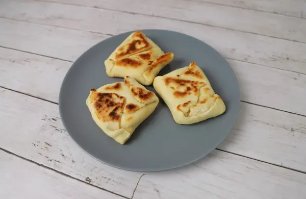 Plăcinte haben ihren Ursprung in Rumänien und Moldawien und können sowohl herzhaft als auch süß gefüllt werden. Plăcinte haben ihren Ursprung in Rumänien und Moldawien und können sowohl herzhaft als auch süß gefüllt werden.