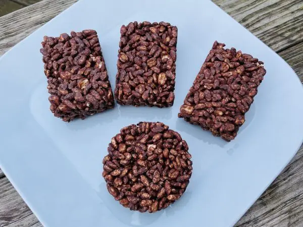 Akkurater Puffreis mit Schokolade in quadratischer Form wie Nippon oder rund aus einem Servierring.