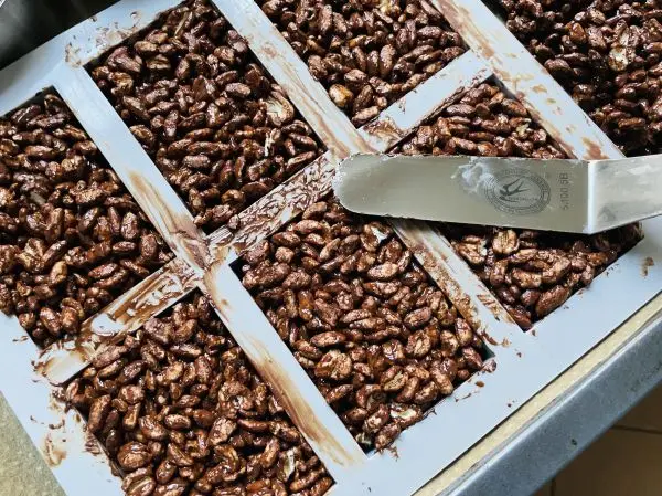 Die Schoko-Puffreis-Mischung kann in eine Silikonform gegeben werden.
