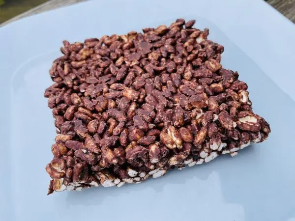 Getrockneter Schoko-Puffreis zu einem Quadrat geschnitten.