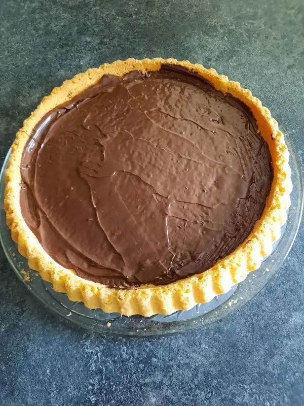 Zum ersten Mal probierte ich diese neue Variante aus, auf den Obsttortenboden eine Schokokuvert&uuml;re zu streichen.