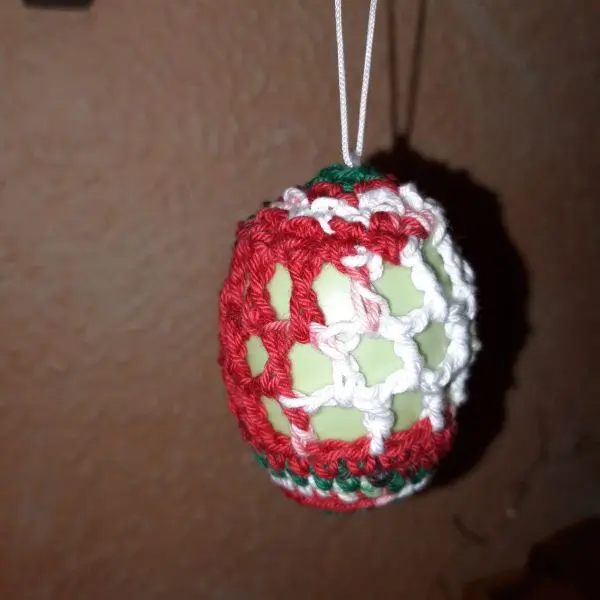 Das geh&auml;kelte Osterei eignet sich ideal zum Aufh&auml;ngen am Osterstrauch.