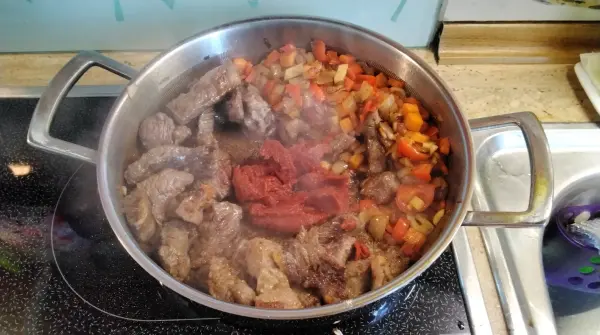 Tomatenmark bringt die satte Farbe und den herb-s&uuml;&szlig;lichen Geschmack in das Rinderragout mit Gem&uuml;se.