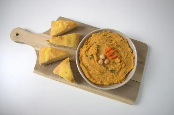 Karotten-Hummus passt perfekt als Dip zu Fladenbrot, Baguette oder Rohkost &ndash; ideal f&uuml;r den Osterbrunch.