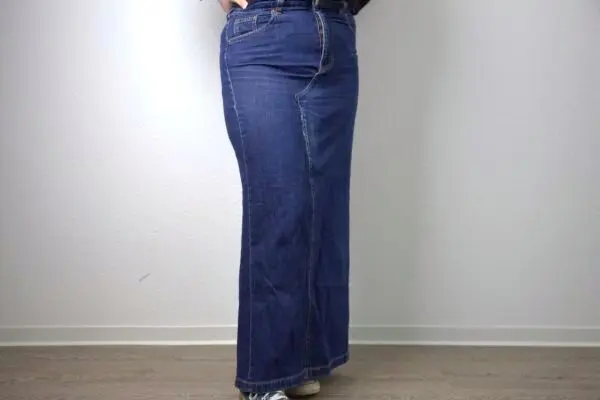 Alte Jeans verwerten ohne N&auml;hen: So wird aus deiner Hose im Handumdrehen ein angesagter Maxirock aus Denim.