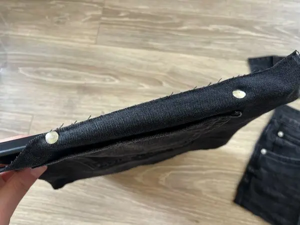 F&uuml;r dieses Jeans-DIY musst du nicht n&auml;hen k&ouml;nnen &ndash; alles, was du brauchst, sind Rei&szlig;zwecken.