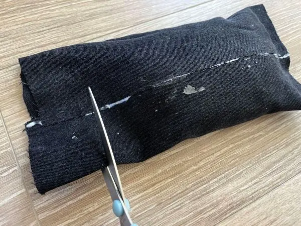 Du kannst deine alte Jeans upcyclen und daraus ein W&auml;remkissen oder K&auml;ltekissen basteln.