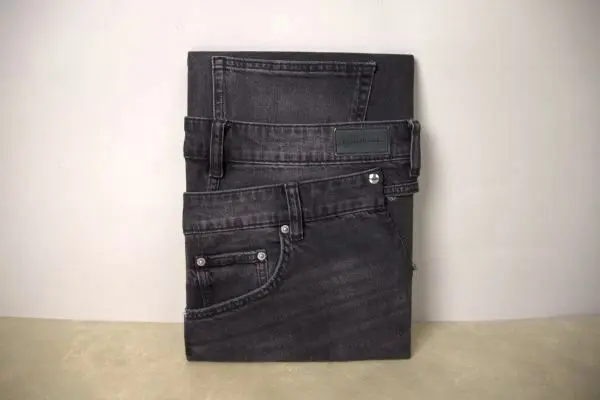 Aus deiner alten Jeans wird ohne N&auml;hen eine stylische und praktische Pinnwand mit Taschen.