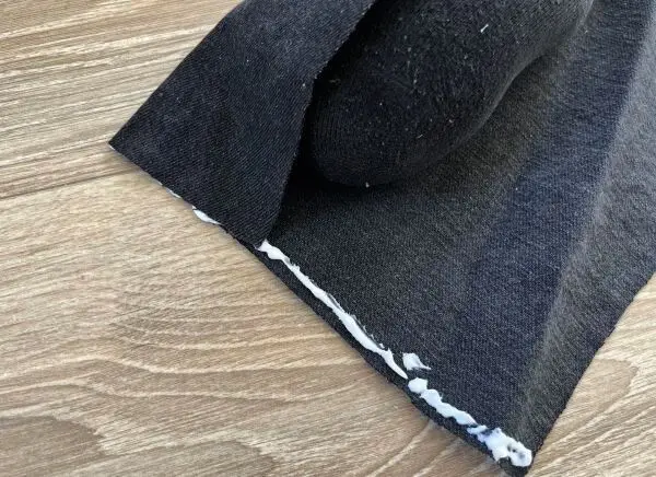 Klebe dir aus Jeanresten ganz einfach ein K&ouml;rnerkissen zusammen.