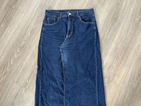 Um deine alte Jeans zu einem Maxirock umzufunktionieren, musst du den Stoff zuerst abstecken.