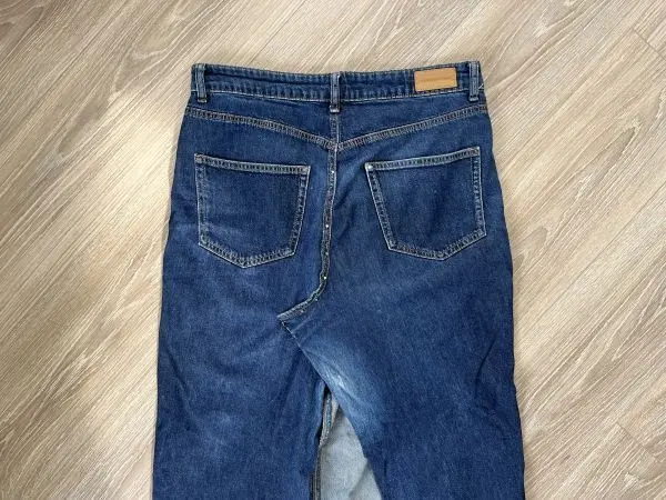 Die R&uuml;ckseite deiner alten Jeans steckst du genau so einfach zu einem Rock ab.