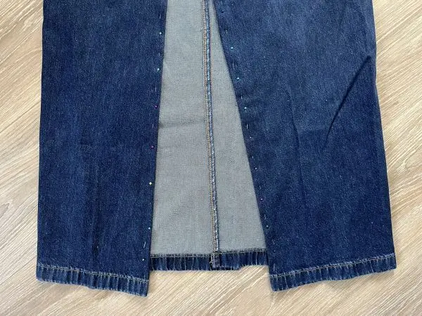 Damit dein neuer Rock nicht zu eng wird, solltest du vorne oder hinten in deiner alten Jeans einen Schlitz lassen unddie R&auml;nder abstecken.