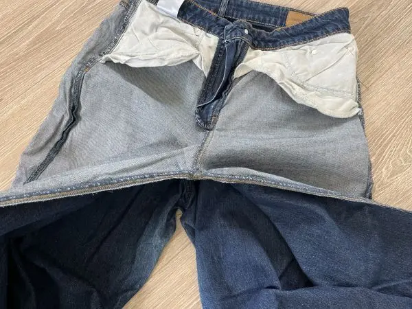 So einfach schneidest du aus deiner alten Jeans einen neuen, schicken Rock.