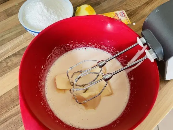 Der M&uuml;rbeteig f&uuml;r die Spiegelei-Kekse wird mit reichlich weicher Butter anger&uuml;hrt.