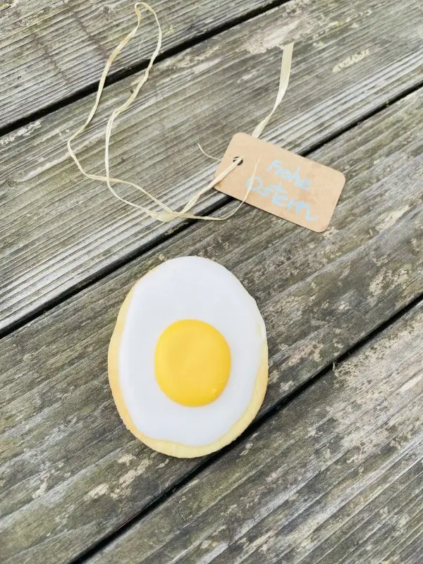 Die Osterpl&auml;tzchen im Spiegelei-Look eignen sich hervorragend als Mitbringsel oder Deko.