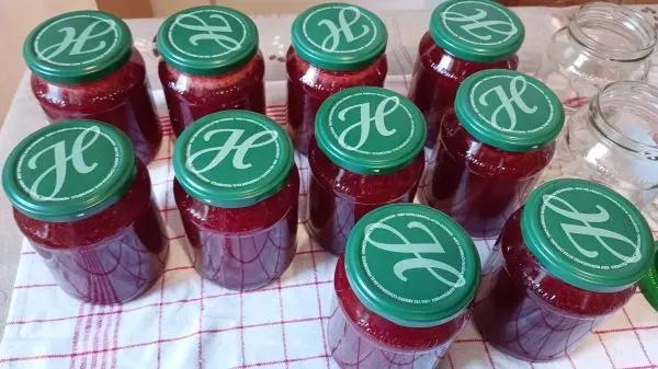 Bei mir sind es 10 Gl&auml;ser a 420 ml voll mit der Edbeermarmelade geworden. Sie ist sehr fein und ohne K&ouml;rnchen.