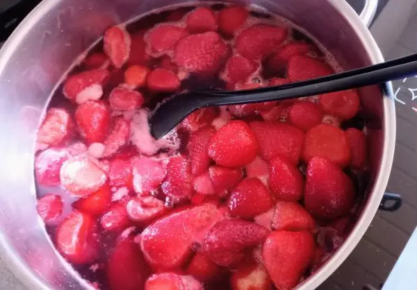 Nun gebe ich die gefrorenen TK Erdbeeren in einen gro&szlig;en Topf, einen viertel Liter Wasser dazu und lasse sie aufkochen.