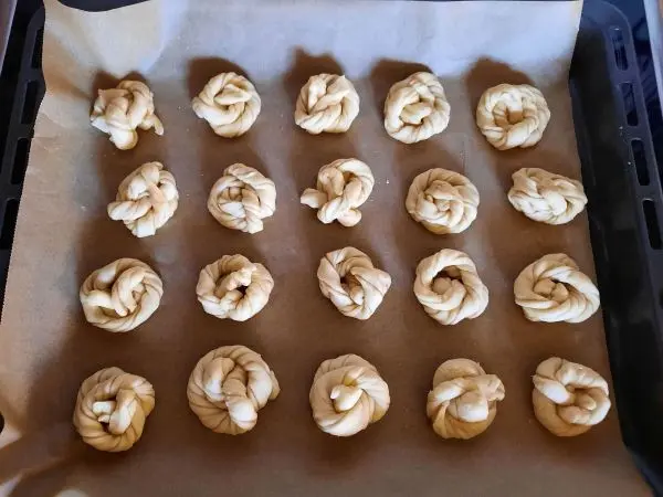 Hier sieht man die zu einem Knoten gebundenen Kanelbullar. Ich brauchte schon etwas &Uuml;bung.